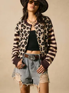 Detailansicht eines Damenstrick-Cardigans mit Leopardenmuster und Streifen im Retro-Stil