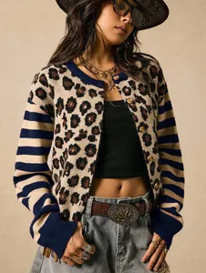Detailansicht der Leopard-Strickjacke mit gestreiften Ärmeln und Vintage-Knöpfen