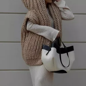 Gilet à capuche oversize en grosse maille pour femme, tenue d'hiver chic beige