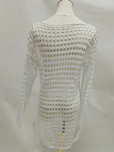 Gedetailleerd achteraanzicht van een witte mesh gebreide bikini cover-up strandjurk