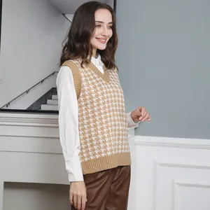 Seitenansicht einer Damenstrickweste mit Hahnentrittmuster über einem weißen Hemd.