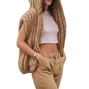 Gilet sans manches élégant en grosse maille avec capuche pour femme en ton beige kaki