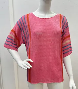 Detail eines pinkfarbenen Kurzarm-Strickpullovers mit vertikalen orangefarbenen Streifen.