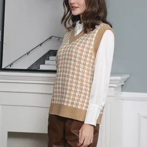 Seitenansicht einer Damen-Strickweste mit Hahnentritt-Muster und V-Ausschnitt.