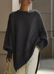 Elegante maglione oversize grigio antracite con girocollo e maniche a pipistrello dal design moderno