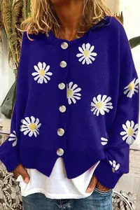 Detailansicht der blauen Strickjacke mit feiner weißer Gänseblümchen-Stickerei.