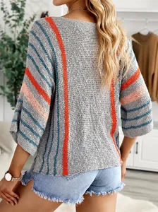 Rückansicht eines bunten gestreiften Strickoberteils mit weicher grauer Textur.