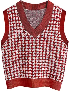 Detailansicht der klassischen rot-weißen Strickweste mit Hahnentrittmuster und V-Ausschnitt