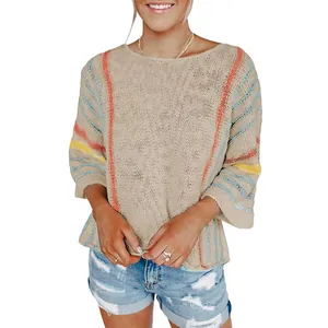 Detailansicht eines beigen Damen-Strickpullovers mit bunten Längsstreifen und Glockenärmeln