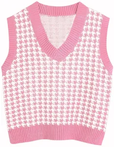 Detaillierte Ansicht einer rosa Hahnentritt-Strickweste mit V-Ausschnitt und ärmellosem Schnitt.