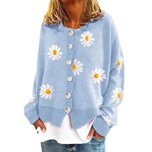 Damen Strickjacke in Hellblau mit eleganten weißen Gänseblümchen-Stickereien und Knöpfen