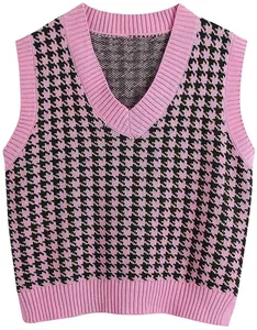 Nahaufnahme des rosa-schwarzen Hahnentrittmusters auf einer Strickweste mit V-Ausschnitt