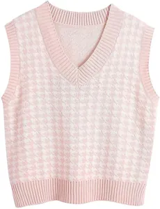 Detailansicht der rosa Hahnentritt-Strickweste mit V-Ausschnitt und Rippsaum