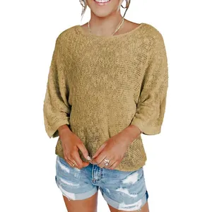 Detailansicht der beigen Damen-Strickjacke mit weiten Trompetenärmeln und Mesh-Design