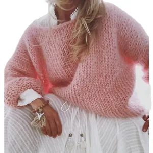 Nahaufnahme eines gemütlichen rosa Strickpullovers aus Mohair-Imitat für Damen im Winter