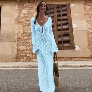 Bohemian hellblaues langärmliges Häkel-Strandkleid Maxi-Cover-up an Model auf der Straße