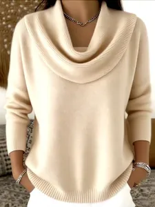 Primo piano di maglione beige con collo a cappuccio che mostra la trama morbida