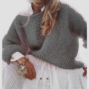 Grauer, locker gestrickter Pullover im Mohair-Stil für die Herbst- und Wintermode.