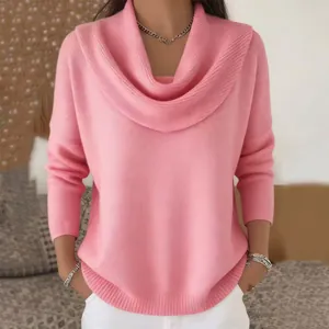 Dettaglio ravvicinato di un maglione rosa con collo a cappuccio e morbida trama a coste