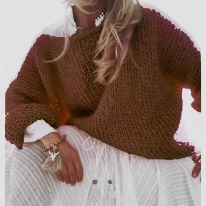 Nahaufnahme eines gemütlichen braunen Grobstrickpullovers im Mohair-Stil für Damen im Herbst
