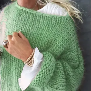 Detail eines grünen grob gestrickten Mohair-Pullovers mit weicher Textur für den Herbst