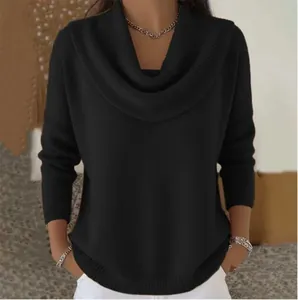 Vista dettagliata del maglione nero in maglia larga da donna con elegante scollo a cappuccio