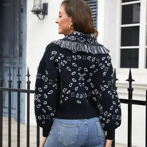Vista posterior de una chaqueta de punto negra para mujer con estampado paisley y flecos