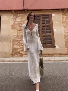 Robe longue de plage élégante en crochet blanc avec manches évasées et décolleté en V profond