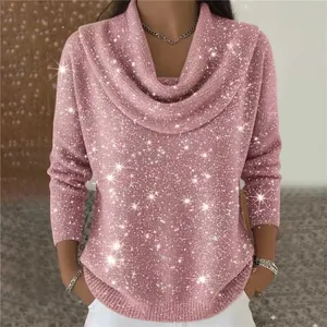 Dettaglio di maglione rosa scintillante con scollo a cappuccio, polsini a coste e vestibilità.