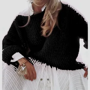 Detailansicht eines schwarzen Grobstrickpullovers für Damen mit weicher Mohair-Textur
