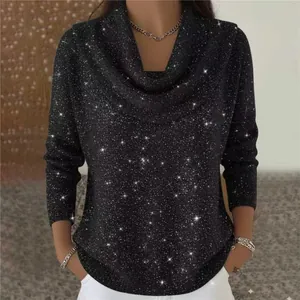 Dettaglio di un maglione nero scintillante con paillettes e un accogliente scollo a cappuccio
