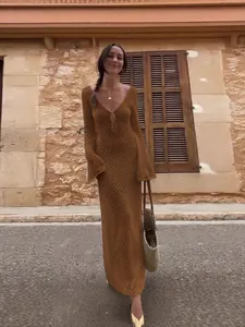 Robe de plage longue en maille ajourée marron avec col en V et manches cloche pour les vacances