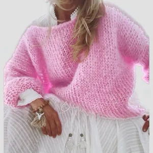 Detailansicht eines leuchtend rosa groben Strickpullovers im Mohair-Stil für Damen
