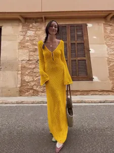 Robe de plage longue en maille jaune vif à manches longues et col en V pour femmes.