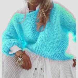 Leuchtend cyanfarbener Strickpullover in Mohair-Optik für Damen, kuscheliges Winter-Detail.