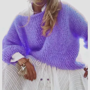 Nahaufnahme eines lila Grobstrickpullovers aus Mohair-Imitat mit weiten Laternenärmeln