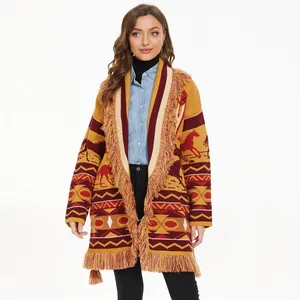 Detailansicht der Bohème-Strickjacke mit Fransen und vintage Reitsport-Jacquardmuster