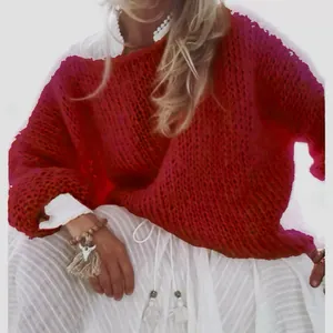Detailansicht eines roten, übergroßen Strickpullovers aus Kunst-Mohair für Damen.