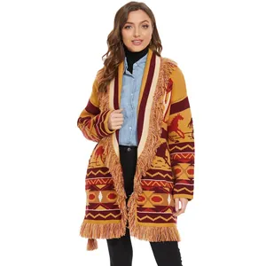 Detaillierte Ansicht der Boho-Strickjacke mit Fransen und Vintage-Pferde-Jacquard-Muster