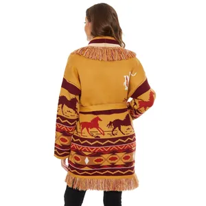 Rückansicht eines Bohemian-Strickkardigans mit Fransen, Pferde-Jacquard und Ethnomuster