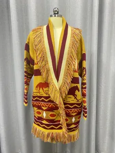 Lange bohemische Strickjacke mit Fransen und klassischem Pferde-Jacquard-Strickmuster