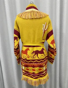 Detaillierte Rückansicht der Boho-Strickjacke mit Pferdemuster, Fransen und Taillengürtel