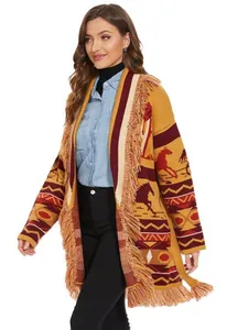 Lungo cardigan stile bohémien con frange e motivi in maglia jacquard cavallo vintage