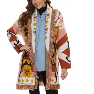 Detailansicht eines böhmischen Strick-Cardigans mit Blumenmuster und Fransenverzierung