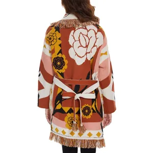 Rückansicht von Boho-Strickjacke mit Retro-Rosenmuster, Fransen und dekorativem Bindegürtel