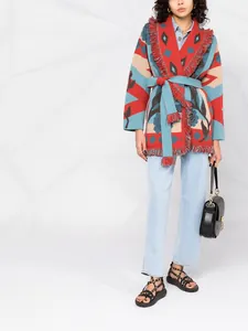 Gesamtansicht des Bohemian-Vintage-Cardigans mit Rosenmuster und Fransen