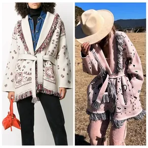Detailansicht des böhmischen Woll-Jacquard-Cardigans mit Fransenbesatz und Taillengürtel