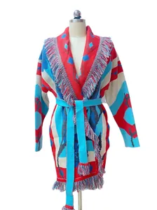 Lebhafter Strick-Cardigan im Boho-Stil mit Fransen, Rosenmuster und Bindegürtel