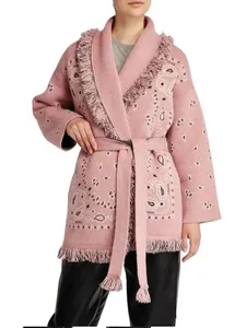 Nahaufnahme einer rosa Jacquard-Strickjacke aus Wolle mit Fransen und Paisley-Muster
