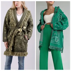 Détail de cardigans en maille cachemire bohème avec franges en vert